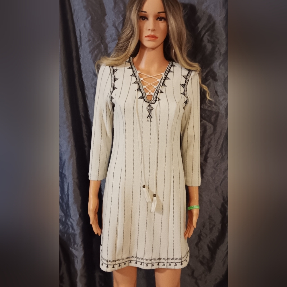 Gianni Bini Black and White V-Neck Sheath Dress